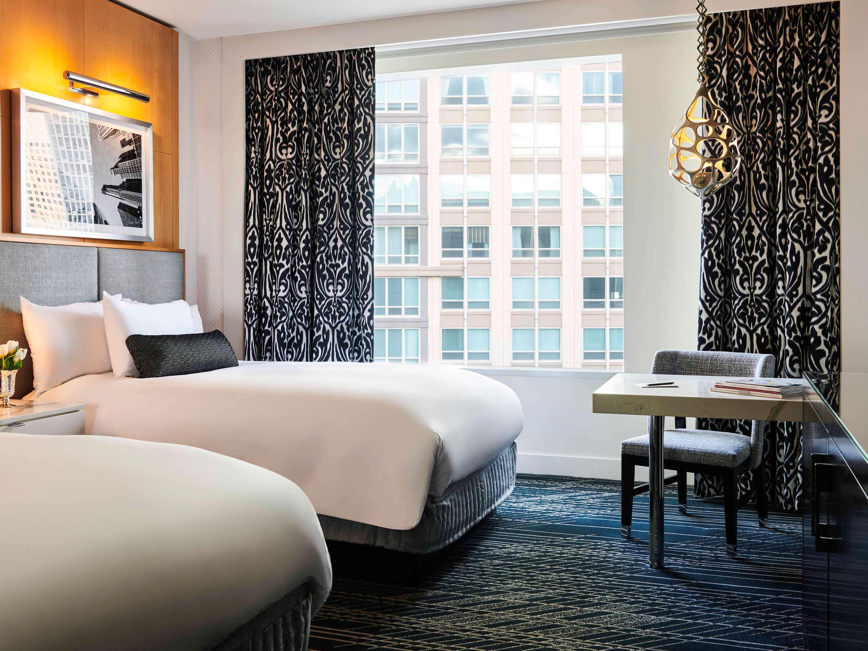소피텔 시카고 매그니피슨트 마일 외부 사진 A guest room at the Hotel Commonwealth