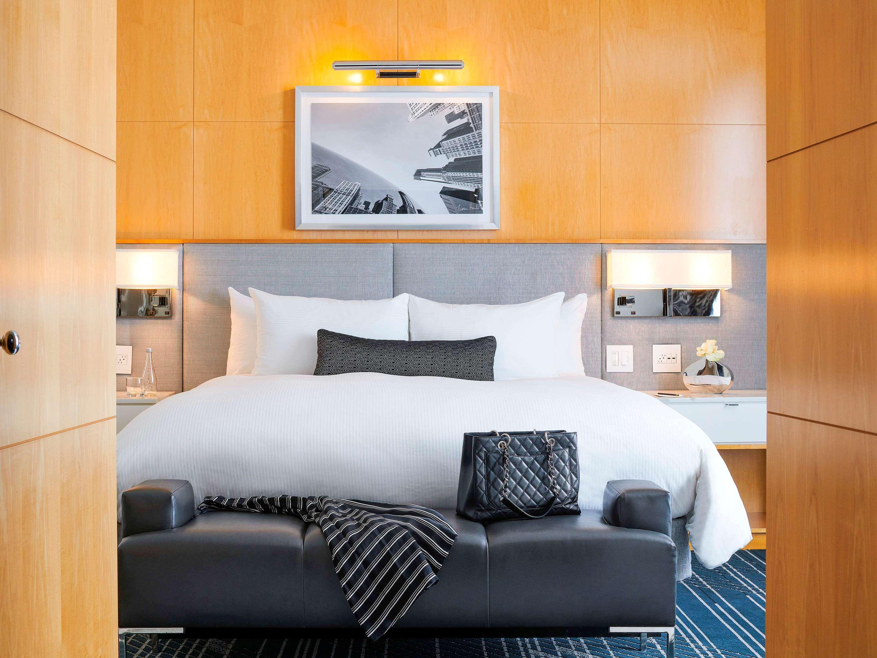 소피텔 시카고 매그니피슨트 마일 외부 사진 A bedroom at the Mandarin Oriental, Washington DC
