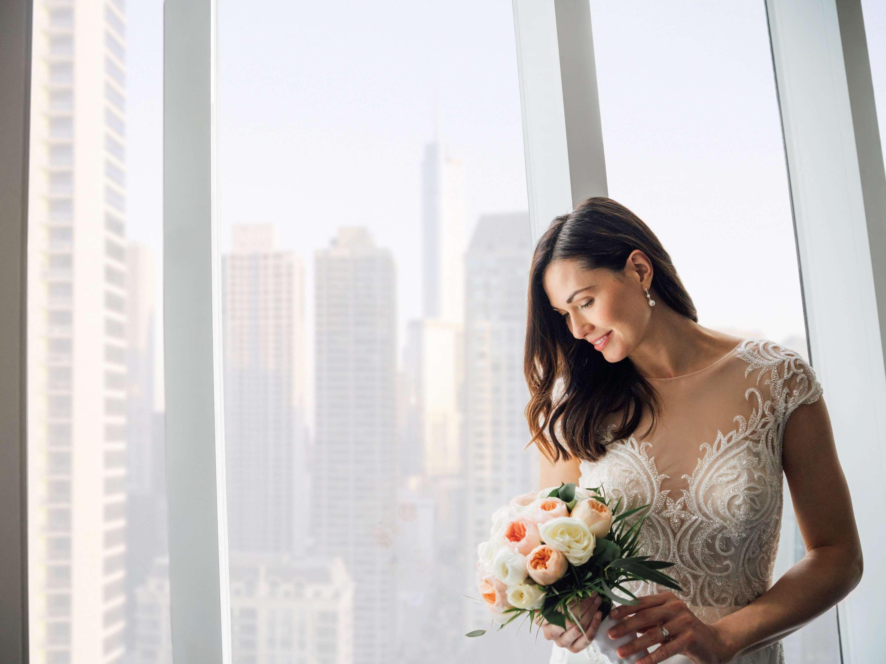 소피텔 시카고 매그니피슨트 마일 외부 사진 A bride in a wedding dress