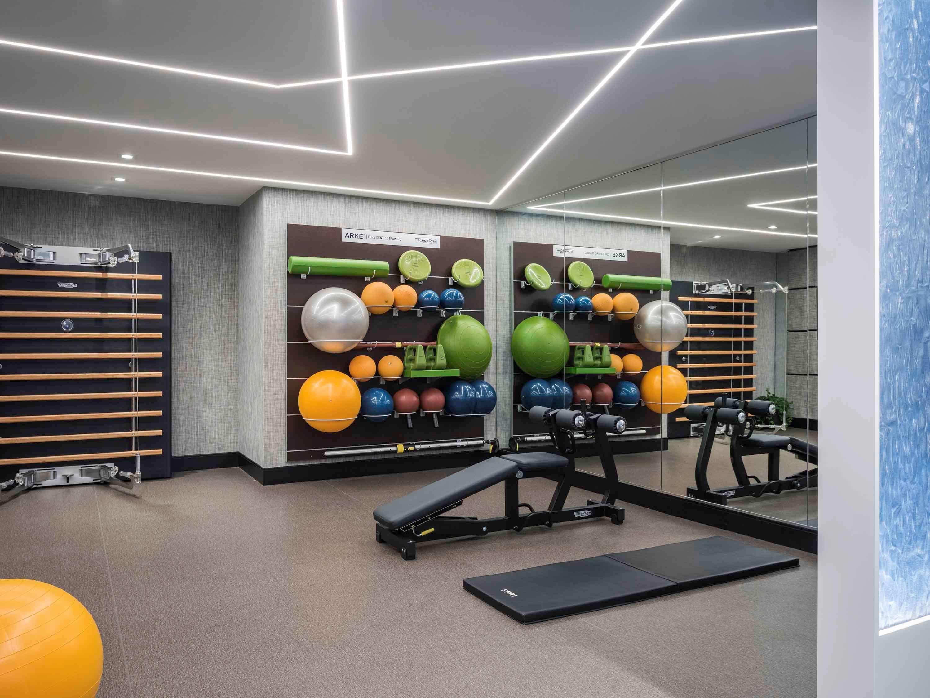 소피텔 시카고 매그니피슨트 마일 외부 사진 The gym at the 100 East 53rd Street building