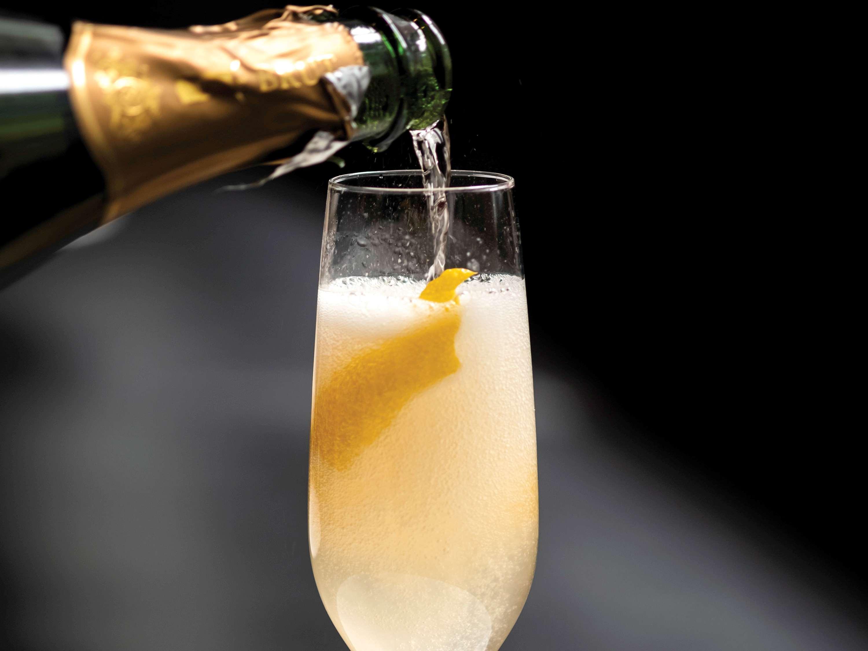 소피텔 시카고 매그니피슨트 마일 외부 사진 Champagne being poured