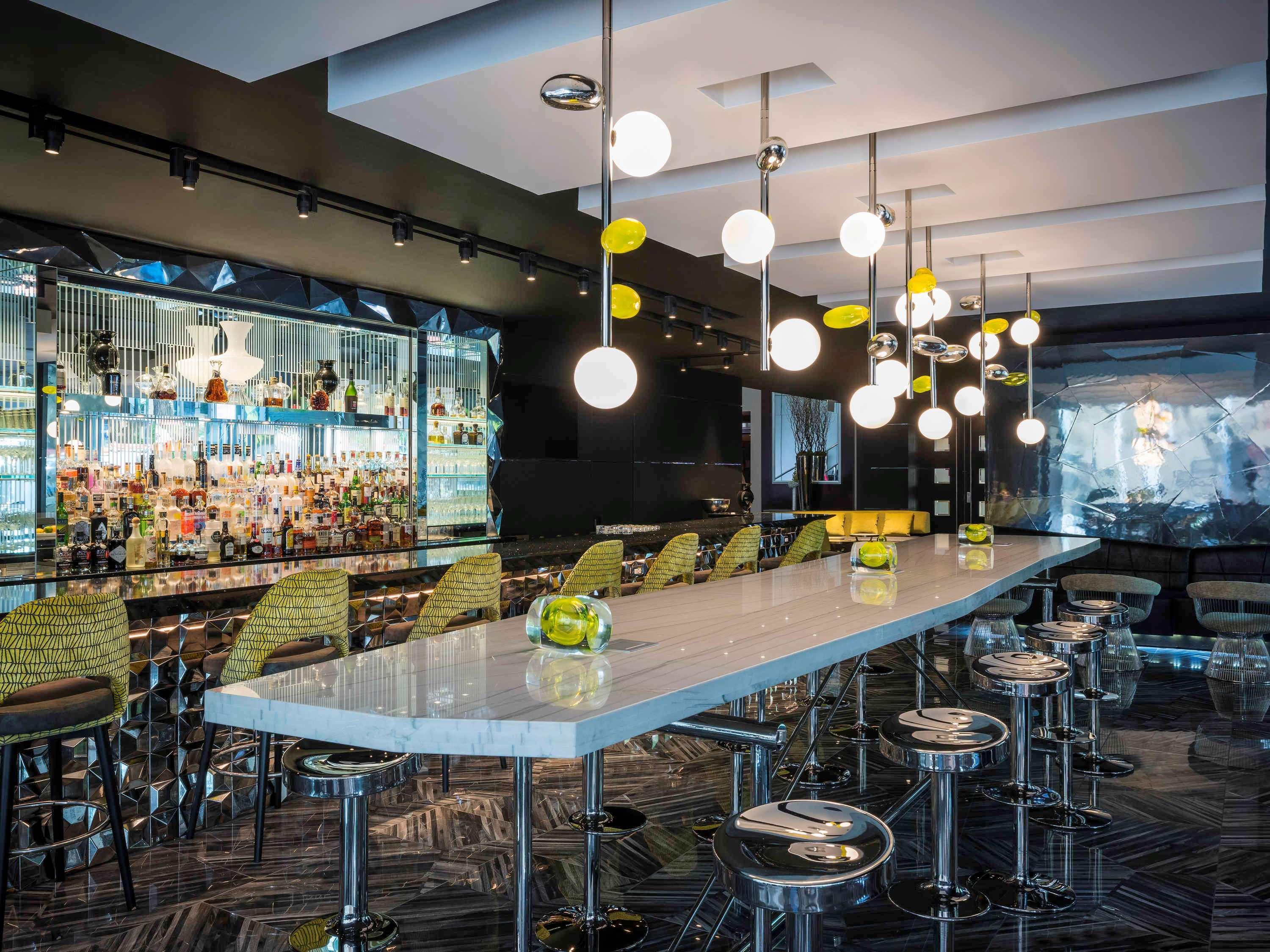 소피텔 시카고 매그니피슨트 마일 외부 사진 The bar at the 2012-opened lounge