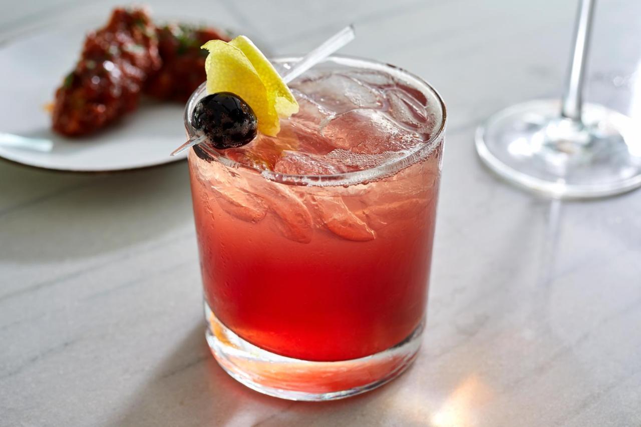 소피텔 시카고 매그니피슨트 마일 외부 사진 A Clover Club cocktail