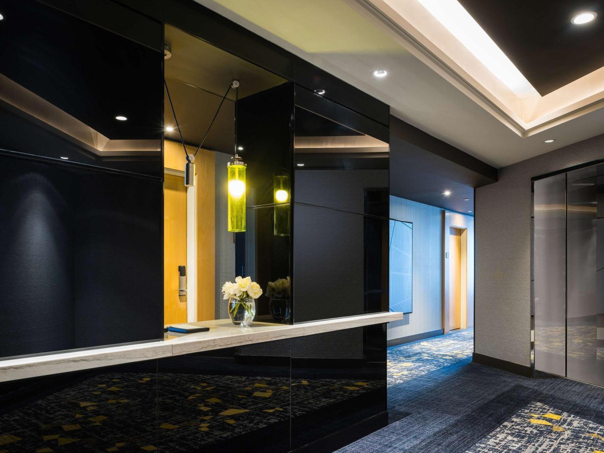 소피텔 시카고 매그니피슨트 마일 외부 사진 The lobby of the hotel