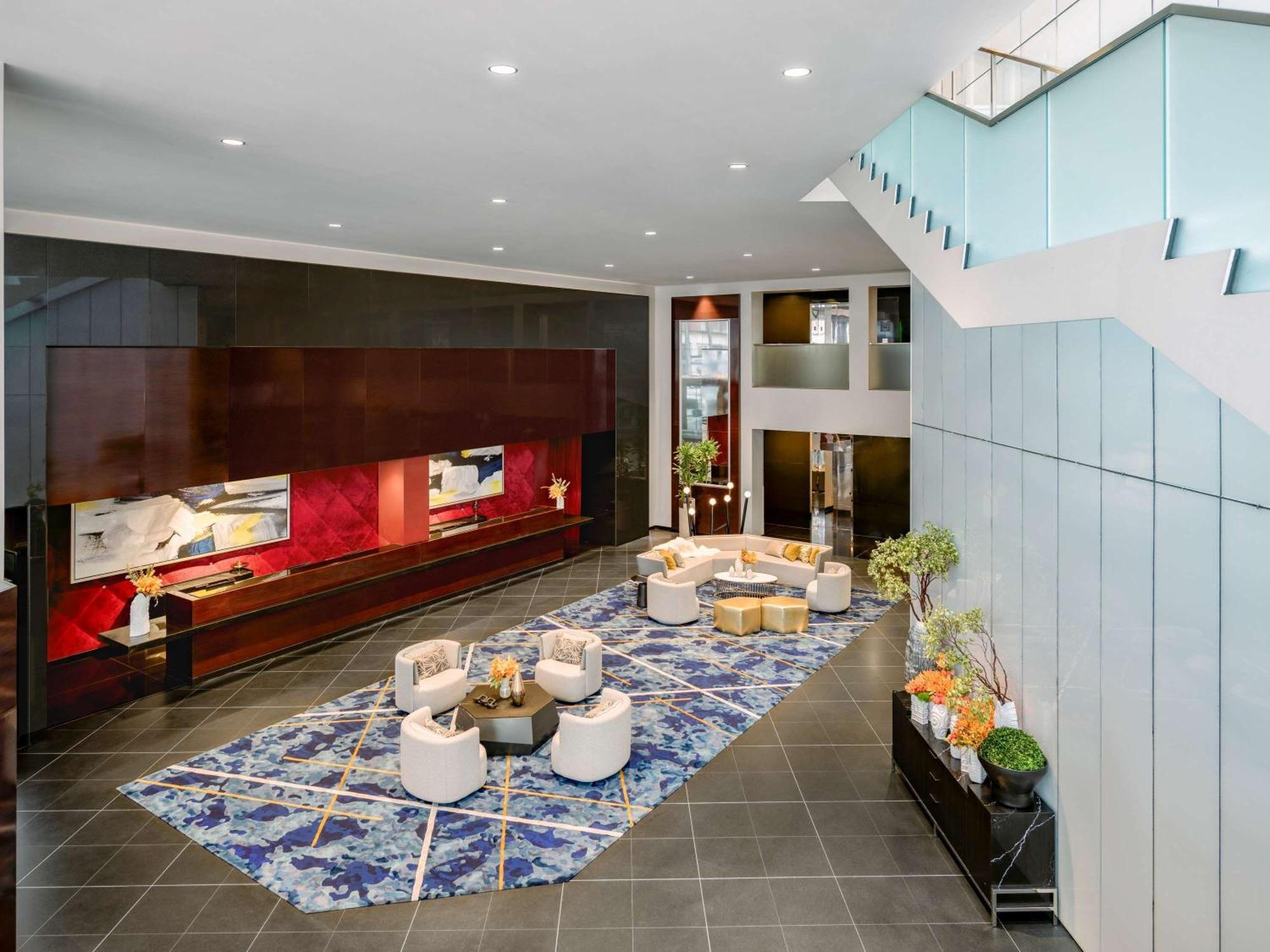 소피텔 시카고 매그니피슨트 마일 외부 사진 The lobby of the hotel