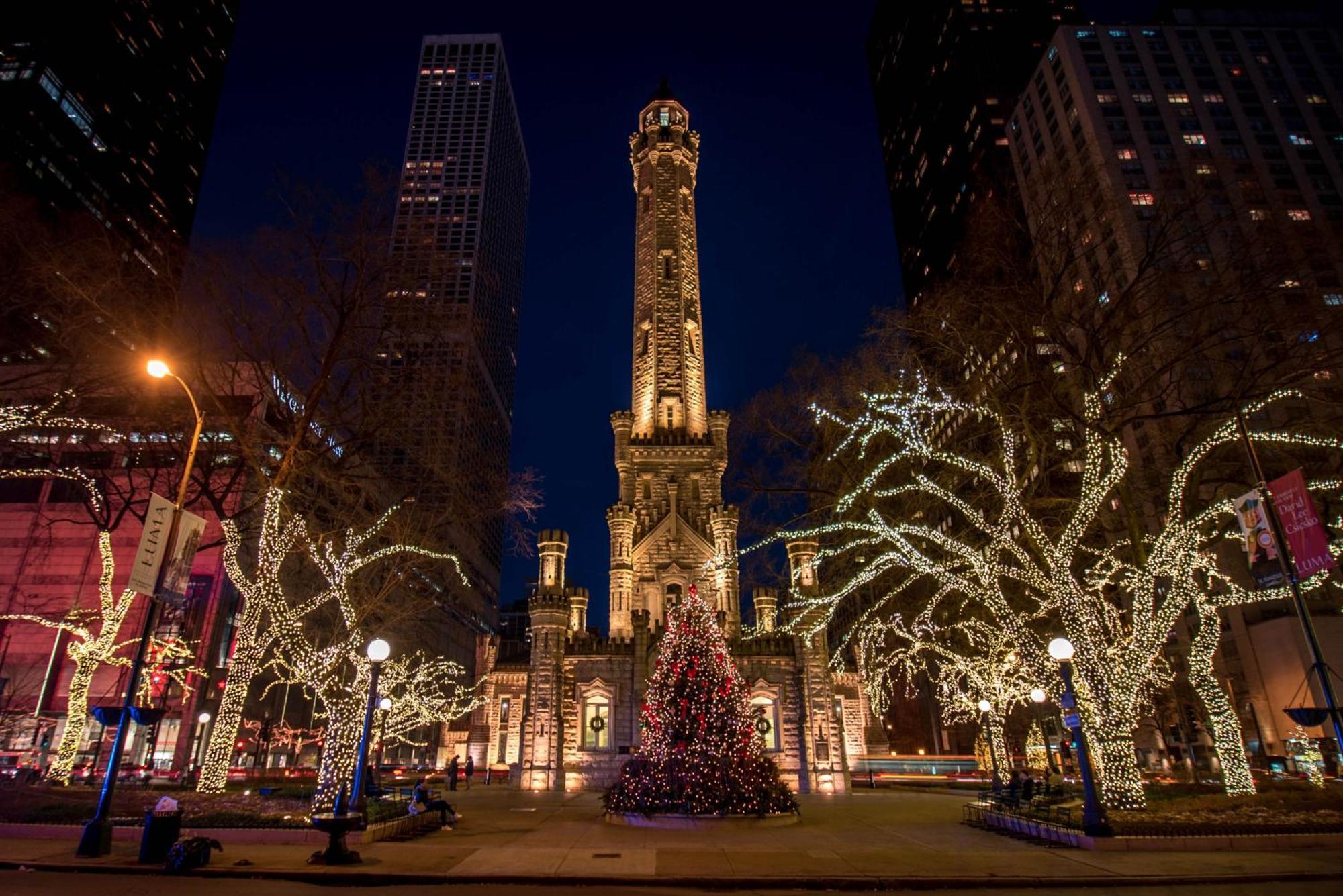 소피텔 시카고 매그니피슨트 마일 외부 사진 The Chicago Water Tower at Christmas