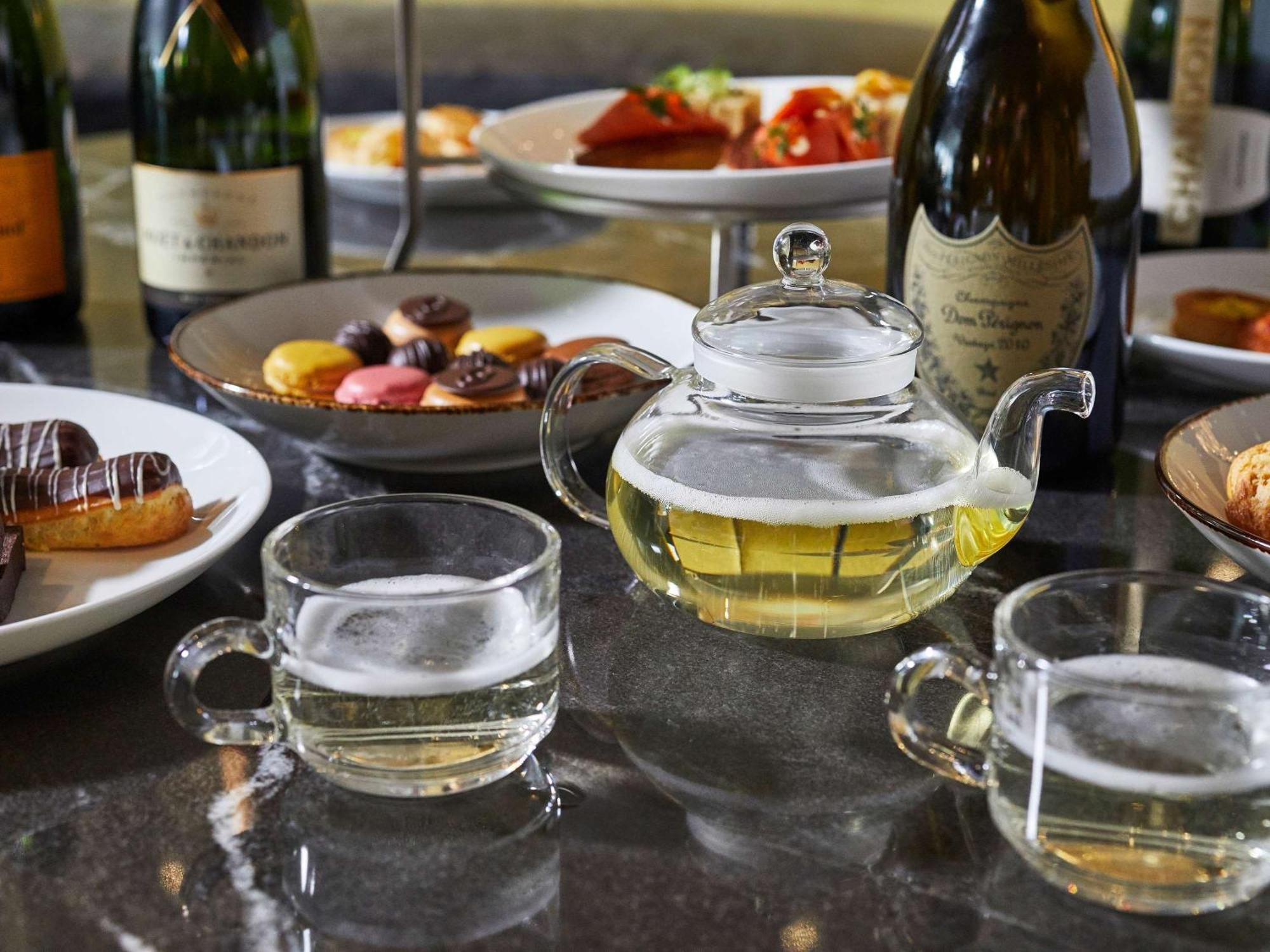 소피텔 시카고 매그니피슨트 마일 외부 사진 A glass teapot of white tea