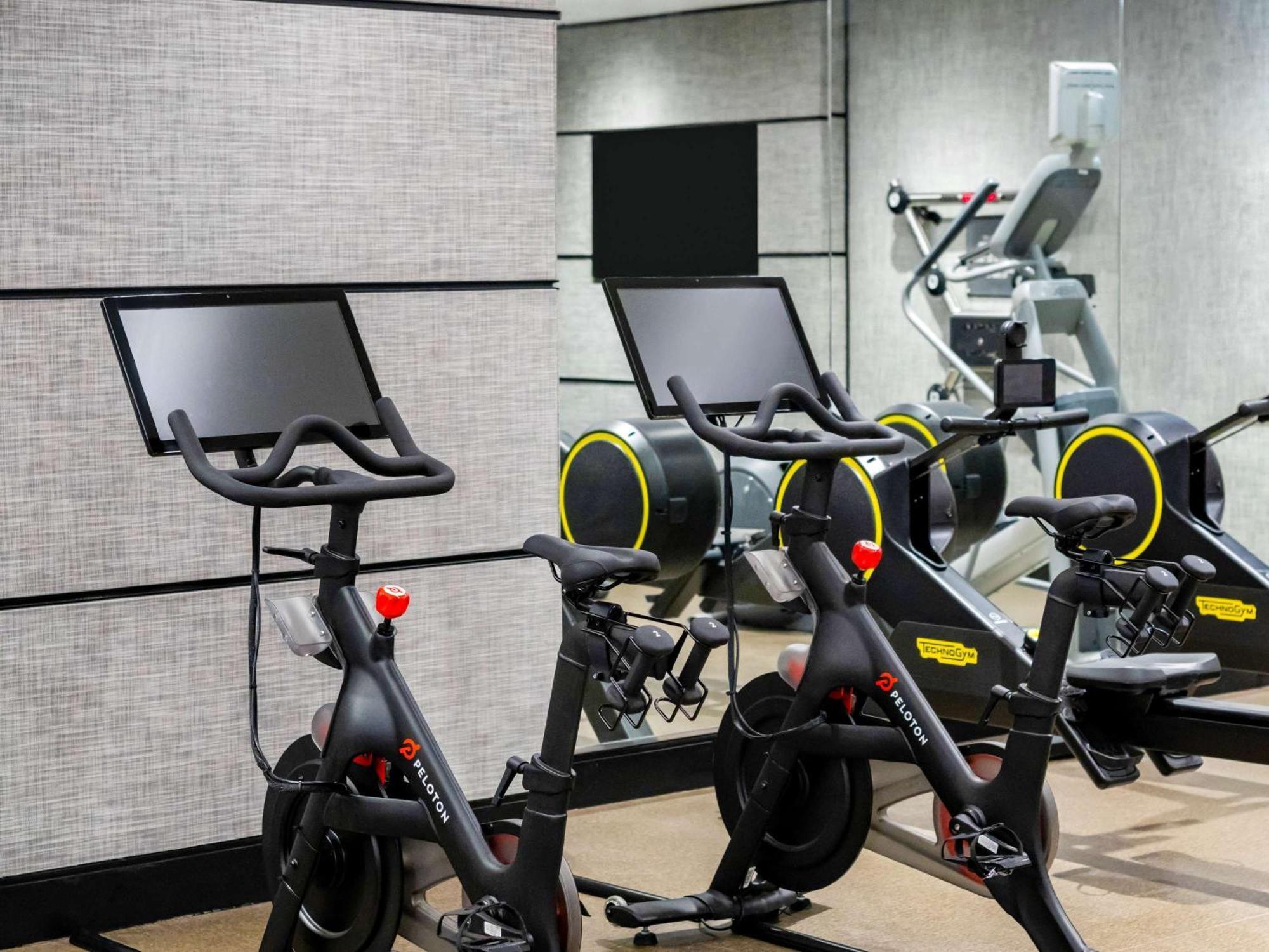 소피텔 시카고 매그니피슨트 마일 외부 사진 Peloton stationary bicycles